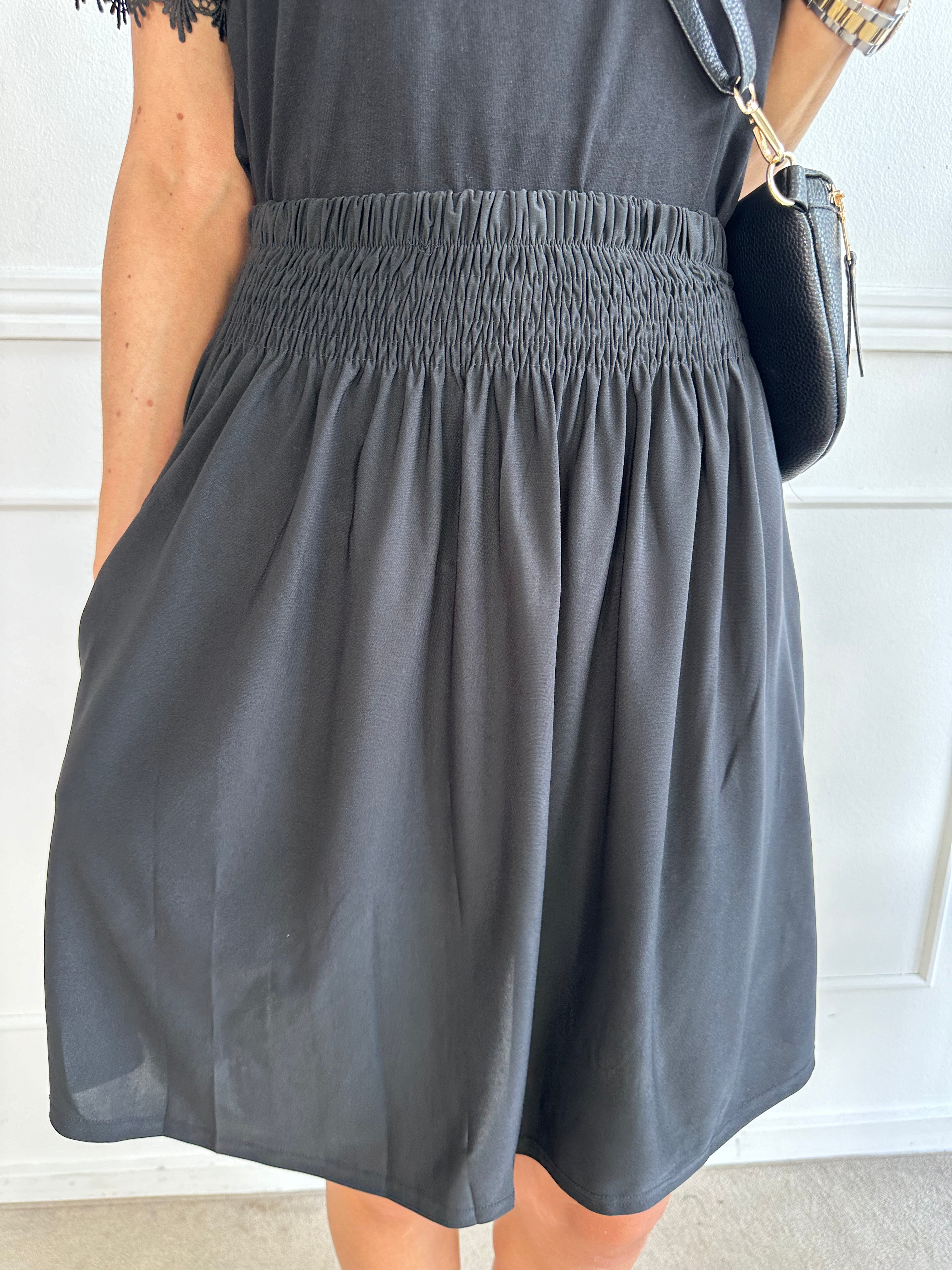 Pams Plain Short Skirt - Kort kjol i stretchigt tyg med fickor